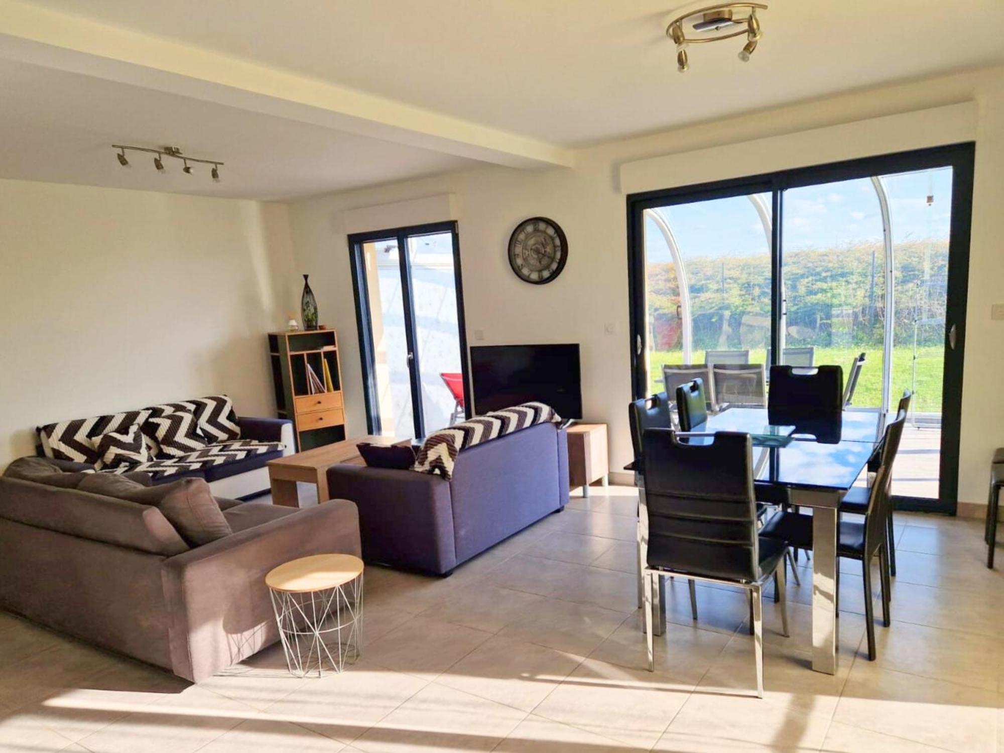 Sherman & Willy Jeep - 2 Maisons De Vacances, 4min A Pied De La - Parking Prive - Wifi Gratuit - Terrasse - Calme Holiday home